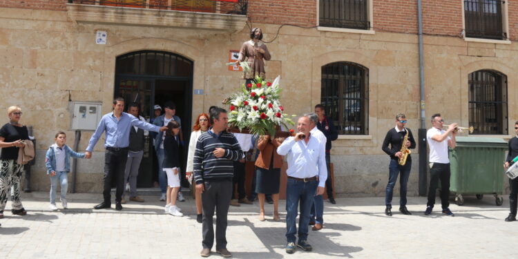 Cantalpino vive un momento histórico con los agricultores llevando a San Isidro hasta la misma puerta del Consistorio
