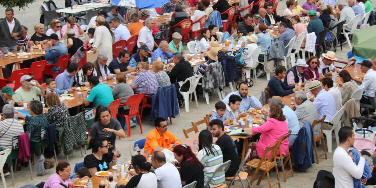 900 raciones de paella en la plaza Mayor de Cantalpino para despedir las fiestas patronales en honor de San Isidro