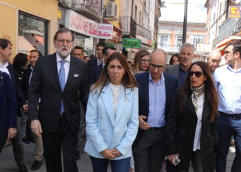 Mariano Rajoy se da un «baño de multitudes» en Peñaranda con un paseo por el mercadillo y hasta un pose en un fotomatón