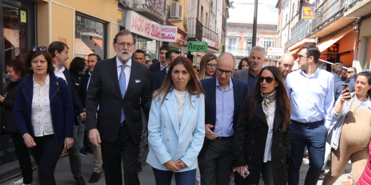 Mariano Rajoy se da un «baño de multitudes» en Peñaranda con un paseo por el mercadillo y hasta un pose en un fotomatón