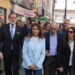 Mariano Rajoy se da un «baño de multitudes» en Peñaranda con un paseo por el mercadillo y hasta un pose en un fotomatón