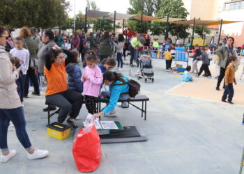 La fiesta infantil y familiar organizada por el Partido Popular llena de ambiente la tarde en el parque La Huerta de Peñaranda