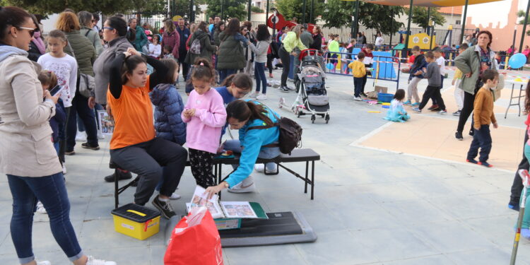 La fiesta infantil y familiar organizada por el Partido Popular llena de ambiente la tarde en el parque La Huerta de Peñaranda