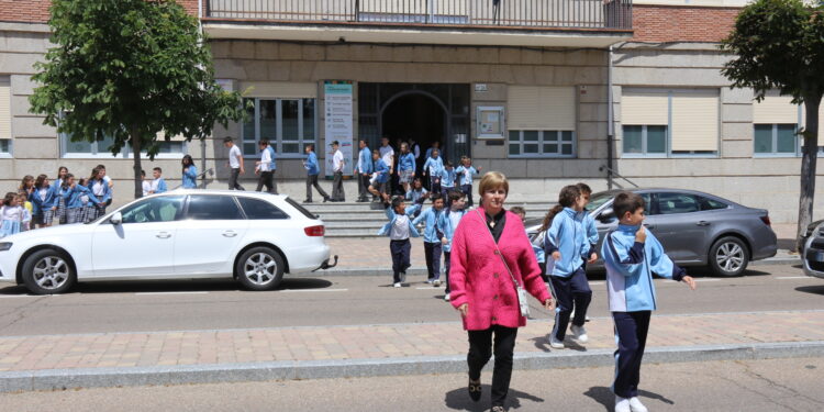 El colegio La Encarnación de Peñaranda realiza un simulacro de incendio con la colaboración de Bomberos y Policía Local