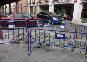 Operarios municipales reparan el adoquinado del Conjunto Histórico de Peñaranda para eliminar los encharcamientos