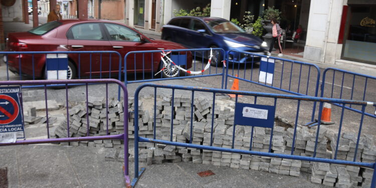 Operarios municipales reparan el adoquinado del Conjunto Histórico de Peñaranda para eliminar los encharcamientos