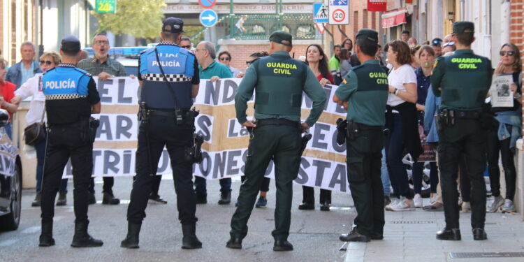 Funcionarios de Justicia reciben a la Ministra Pilar Llop en Peñaranda con una sonora pitada en la calle Cerrajeros