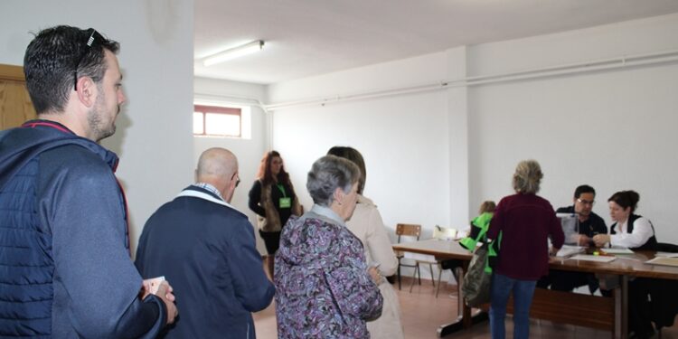 Carmen Ávila (PSOE), Eva López (PP), Ángel Tejeda (PEC) y Fernando Pérez (VOX) ejercen su derecho al voto en Peñaranda