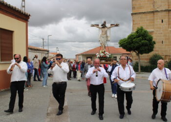 Villar de Gallimazo aprovecha la tregua del cielo y acompaña al Santo Cristo de la Custodia en su procesión por el pueblo