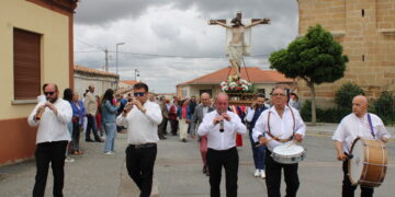 Villar de Gallimazo aprovecha la tregua del cielo y acompaña al Santo Cristo de la Custodia en su procesión por el pueblo