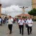 Villar de Gallimazo aprovecha la tregua del cielo y acompaña al Santo Cristo de la Custodia en su procesión por el pueblo