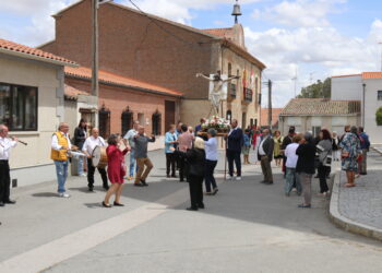 Villar de Gallimazo acompaña al Santo Cristo de la Custodia en el cierre de las fiestas y le despide entre bailes típicos