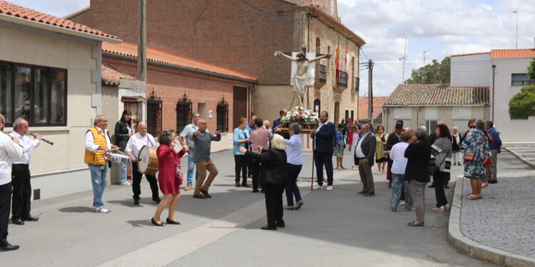 Villar de Gallimazo acompaña al Santo Cristo de la Custodia en el cierre de las fiestas y le despide entre bailes típicos