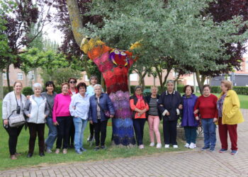Las «Ganchilleras en acción» de Peñaranda llevan sus labores al parque de Los Jardines para decorar dos nuevos árboles