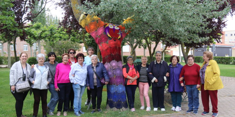 Las «Ganchilleras en acción» de Peñaranda llevan sus labores al parque de Los Jardines para decorar dos nuevos árboles