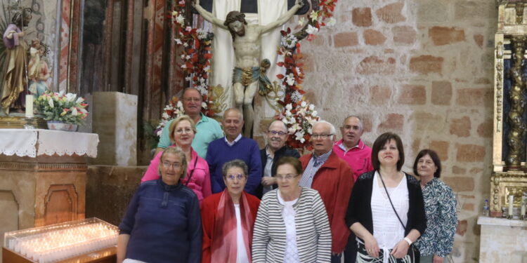 Procesión «exprés» en Villoruela con la imagen del Santo Cristo de la Esperanza ante la amenaza de lluvia por la tormenta