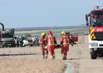 Bomberos de Peñaranda participan en un simulacro de accidente aéreo realizado esta mañana en la base aérea de Matacán