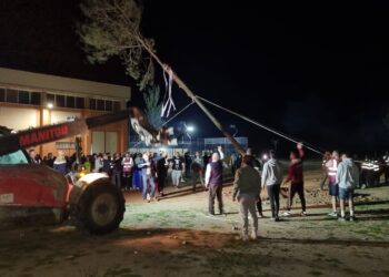 Intensa noche en Paradinas de San Juan con la fiesta de los quintos animada por la charanga Dale Kaña 2.0