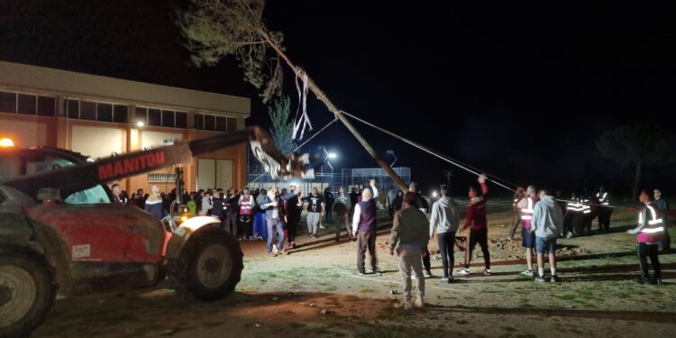 Intensa noche en Paradinas de San Juan con la fiesta de los quintos animada por la charanga Dale Kaña 2.0