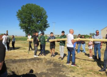 Los quintos de Villoruela ponen el mayo y disfrutan de un intenso fin de semana como grandes protagonistas en la localidad