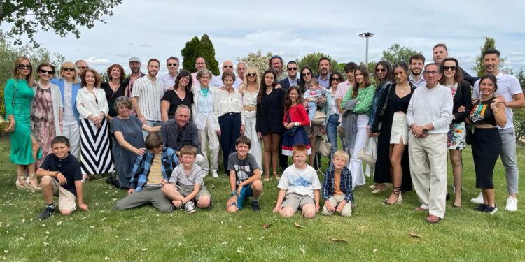 Emotivo reencuentro de la familia Coll en Peñaranda con varias generaciones disfrutando de una feliz jornada en la localidad