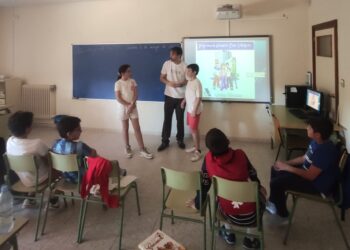 El CEO Miguel Delibes, de Macotera, acoge una interesante charla sobre la importancia de los servicios públicos y cómo se costean