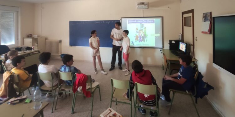 El CEO Miguel Delibes, de Macotera, acoge una interesante charla sobre la importancia de los servicios públicos y cómo se costean