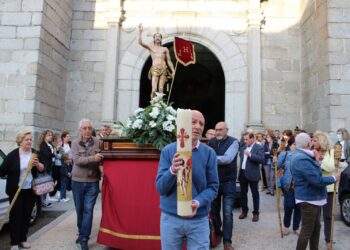 El Vía Lucis recorre el Conjunto Histórico de Peñaranda con la imagen del Resucitado escoltada por decenas de fieles