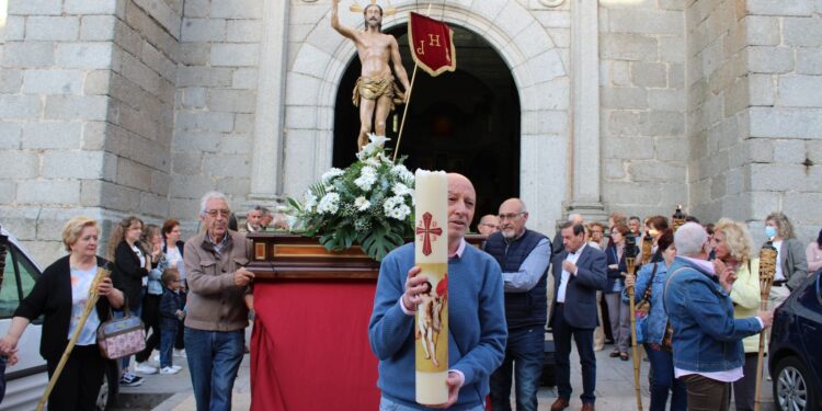 El Vía Lucis recorre el Conjunto Histórico de Peñaranda con la imagen del Resucitado escoltada por decenas de fieles