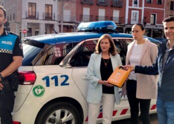 La Policía Local de Peñaranda cuenta desde hoy con un nuevo desfibrilador semiautomático adquirido por el Ayuntamiento