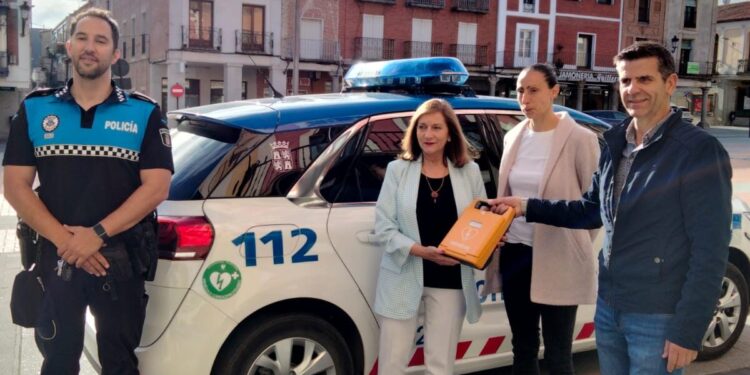 La Policía Local de Peñaranda cuenta desde hoy con un nuevo desfibrilador semiautomático adquirido por el Ayuntamiento