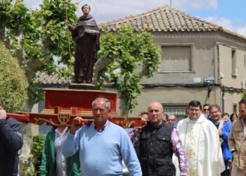Tarazona de Guareña festeja a San Pedro Regalado con misa y procesión por las calles como actos centrales de la mañana