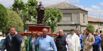 Tarazona de Guareña festeja a San Pedro Regalado con misa y procesión por las calles como actos centrales de la mañana