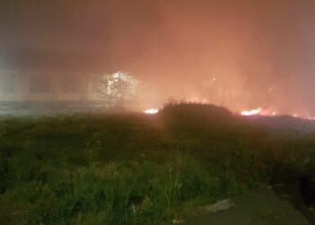 Los Bomberos intervienen de madrugada en Peñaranda en el incendio de un solar situado en la carretera de Medina