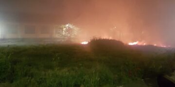 Los Bomberos intervienen de madrugada en Peñaranda en el incendio de un solar situado en la carretera de Medina