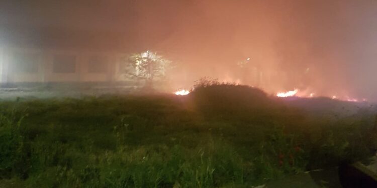 Los Bomberos intervienen de madrugada en Peñaranda en el incendio de un solar situado en la carretera de Medina