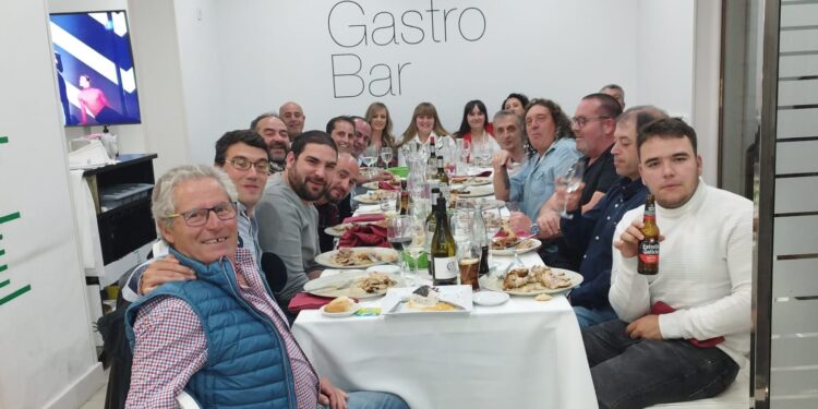 La cofradía del Humilladero reúne en Peñaranda a sus hermanos de carga en una cena de confraternidad en Los Álamos