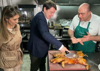 El presidente regional del PP Alfonso Fernández Mañueco visita Peñaranda y ensalza la gastronomía y repostería de la localidad