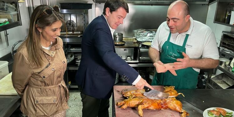 El presidente regional del PP Alfonso Fernández Mañueco visita Peñaranda y ensalza la gastronomía y repostería de la localidad