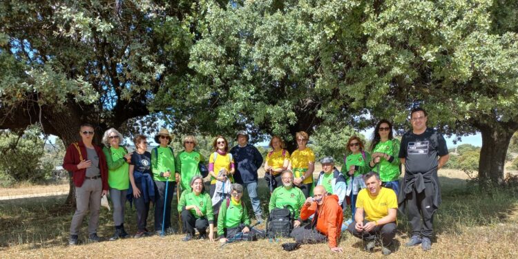 El club de senderismo Camino el Cristo de Alaraz disfruta de una nueva ruta de senderismo hasta la ermita abulense del Espino