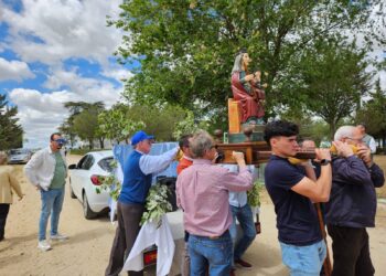 Paradinas de San Juan acompaña a la Virgen del Hinojal hasta su ermita en la tradicional fiesta de la Corderera