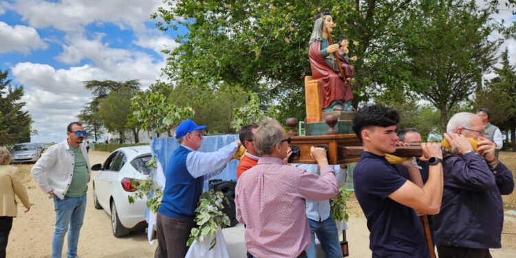 Paradinas de San Juan acompaña a la Virgen del Hinojal hasta su ermita en la tradicional fiesta de la Corderera