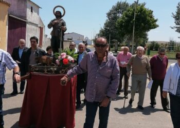 Los vecinos de Moríñigo acompañan a San Isidro en su fiesta y ruegan al santo que acabe la devastadora sequía de este año
