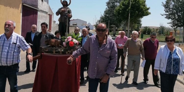 Los vecinos de Moríñigo acompañan a San Isidro en su fiesta y ruegan al santo que acabe la devastadora sequía de este año