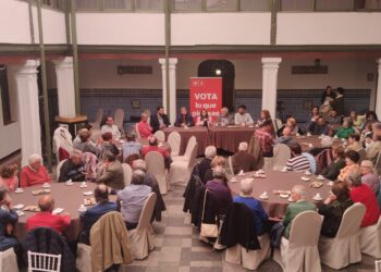 El histórico Demetrio Madrid visita Peñaranda y comparte un café con los mayores organizado por la candidatura del PSOE