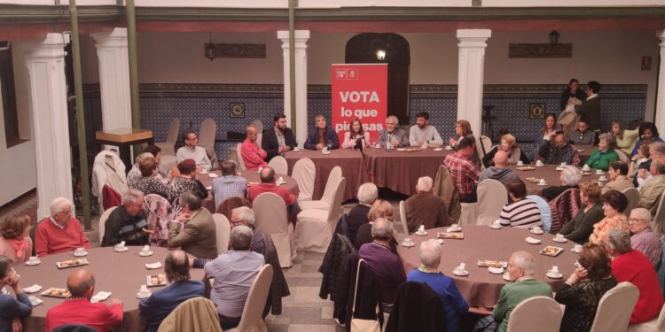 El histórico Demetrio Madrid visita Peñaranda y comparte un café con los mayores organizado por la candidatura del PSOE
