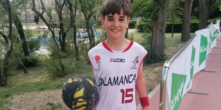 Aarón Martín Gómez juega sus primeros partidos con la selección de Salamanca de minibasket tras meses de esfuerzo e ilusión