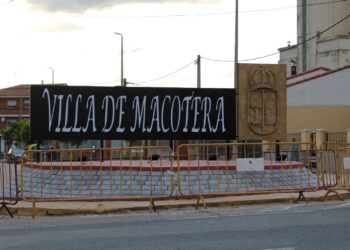 Macotera ultima los detalles de la nueva rotonda presidida por el escudo de la villa y que dará la bienvenida a vecinos y visitantes