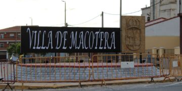 Macotera ultima los detalles de la nueva rotonda presidida por el escudo de la villa y que dará la bienvenida a vecinos y visitantes