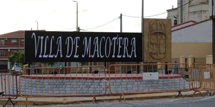 Macotera ultima los detalles de la nueva rotonda presidida por el escudo de la villa y que dará la bienvenida a vecinos y visitantes